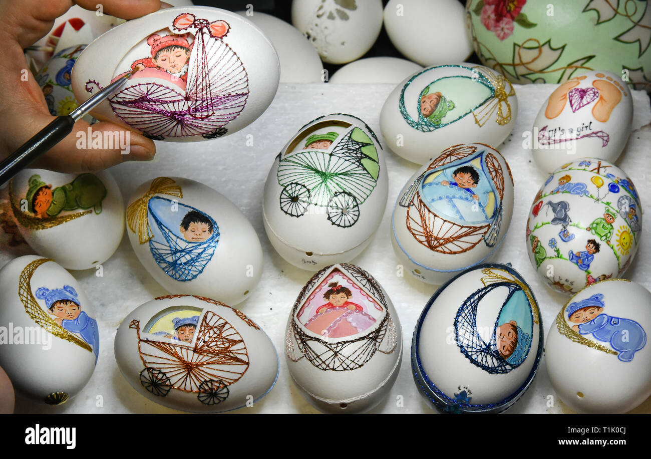 Leipzig, Alemania. 24 Mar, 2019. El huevo de Pascua artista Dischereit trabaja con bebé los huevos en su taller. En el de los huevos gallina de los huevos