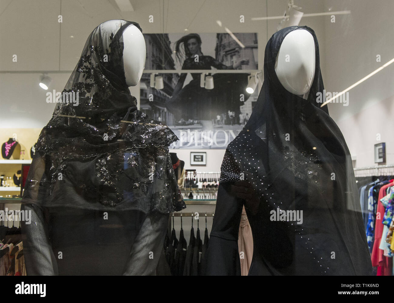 Christchurch, Canterbury, Nueva Zelandia. 27 Mar, 2019. Una mujer tienda de  ropa boutique muestra dos maniquíes en la ventana, vestida de negro, con  velo para mostrar su apoyo a la comunidad musulmana