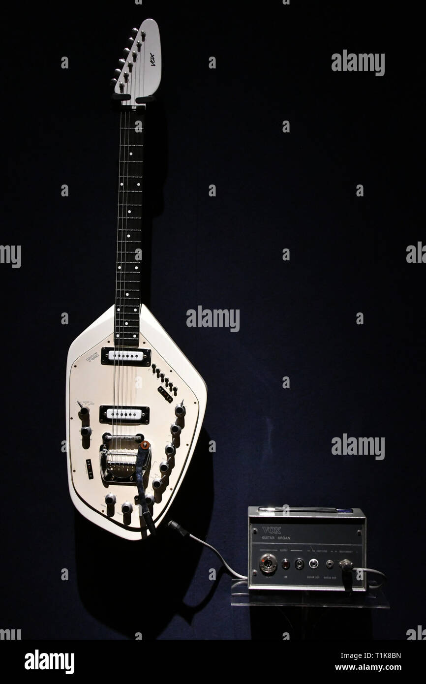 Londres, Reino Unido. 27 Mar, 2019. Jennings Vox órgano guitarra eléctrica,  V251, 1967, estimación de $1,500-2400 de Christie's preview de la colección  personal guitarra de Pink Floyd, David Gilmour leyenda delante de