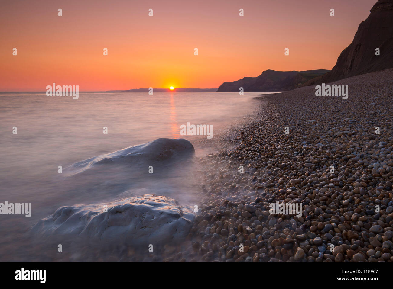 West Bay, Dorset, Reino Unido. El 27 de marzo de 2019. El clima del Reino Unido. Cielos Claros al atardecer en la Bahía Oeste de Dorset mirando al oeste hacia los acantilados de Eype Thorncombe radiobaliza en caliente después de un día de sol de primavera. Crédito de la imagen: Graham Hunt/Alamy Live News Foto de stock