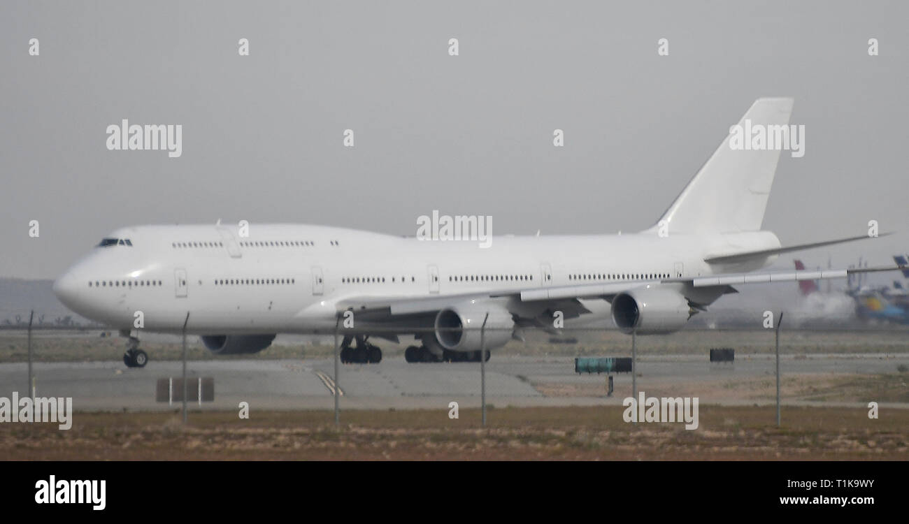 Victorville, California, USA. 27 Mar, 2019. Uno de los dos la próxima  generación Air Force One Boeing 747-8i aviones despegan de Victorville  airport el miércoles. El 747 se dirigirán a Texas para