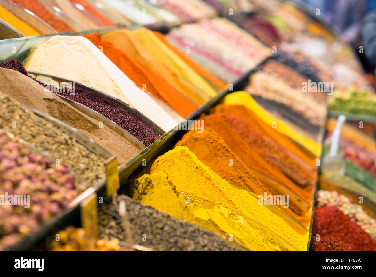 Especias turcas en el Gran Bazar de las especias. Especias en coloridas tiendas de venta en el mercado de especias de Estambul, Turquía Foto de stock