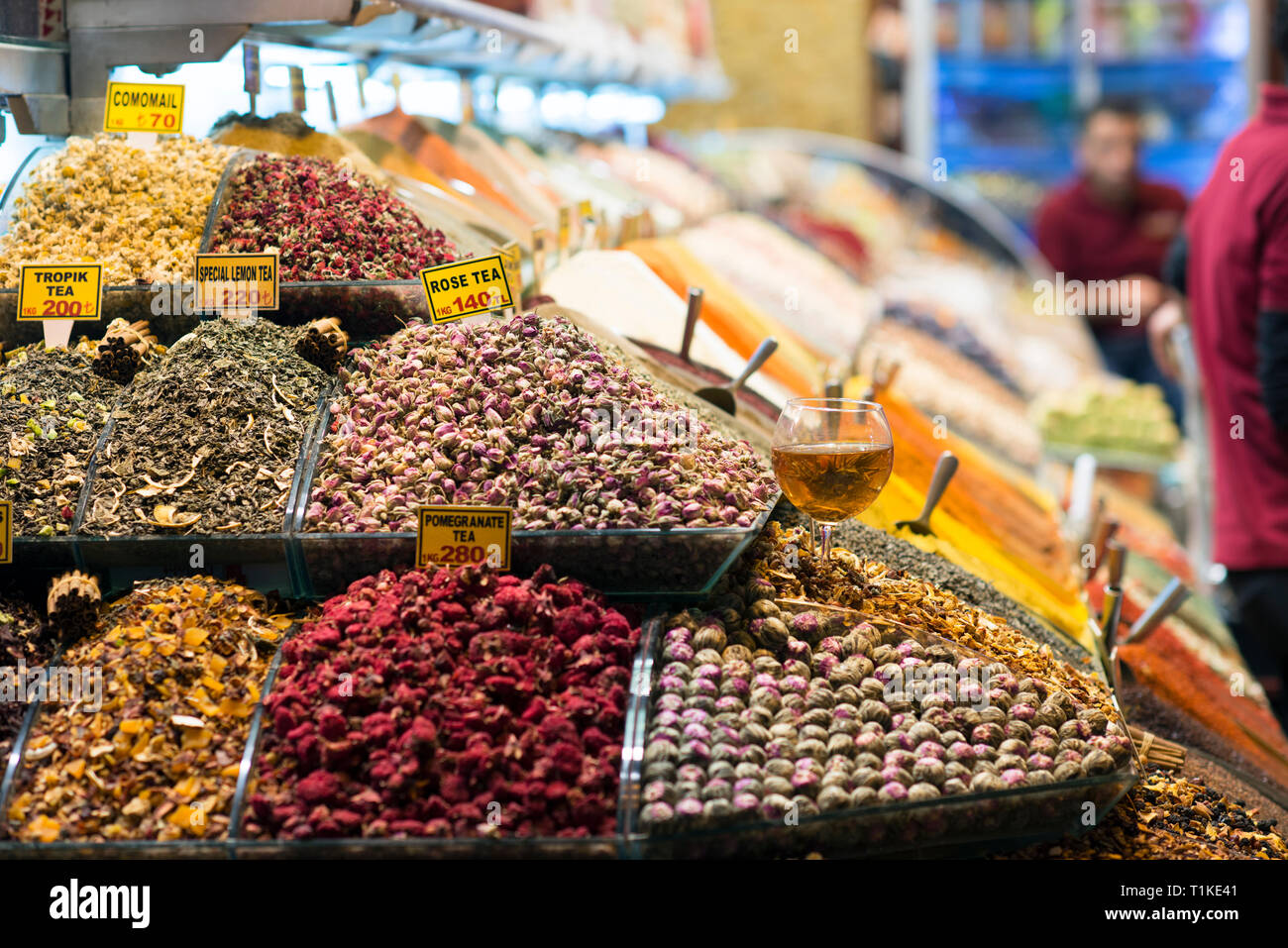 Especias turcas en el Gran Bazar de las especias. Especias en coloridas tiendas de venta en el mercado de especias de Estambul, Turquía Foto de stock