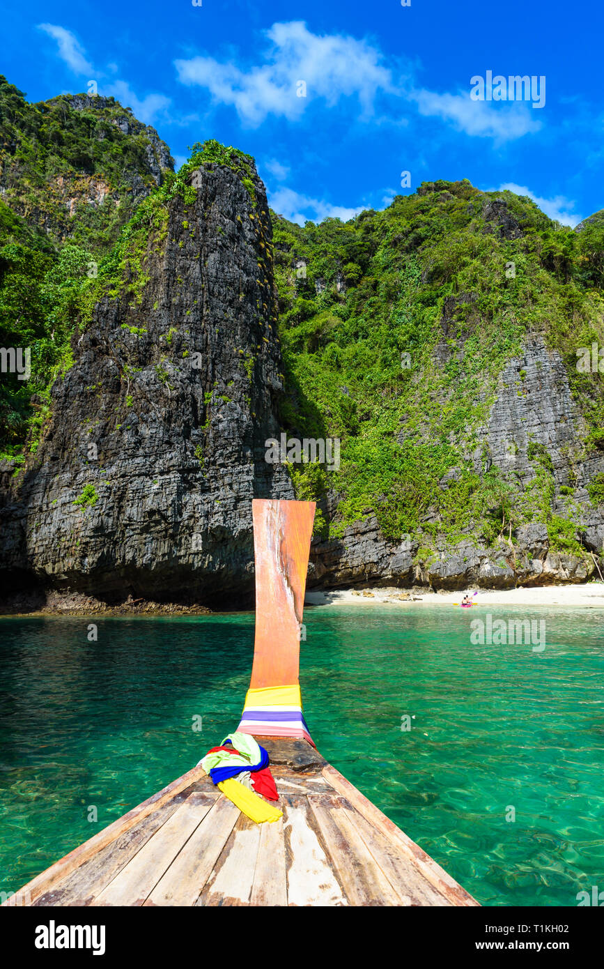 Wang Long Bay con cristalinas aguas turquesa de la isla tropical de Koh Phi Phi Don, en la provincia de Krabi, Tailandia - Lancha en la hermosa laguna con cubierta de rocas Foto de stock