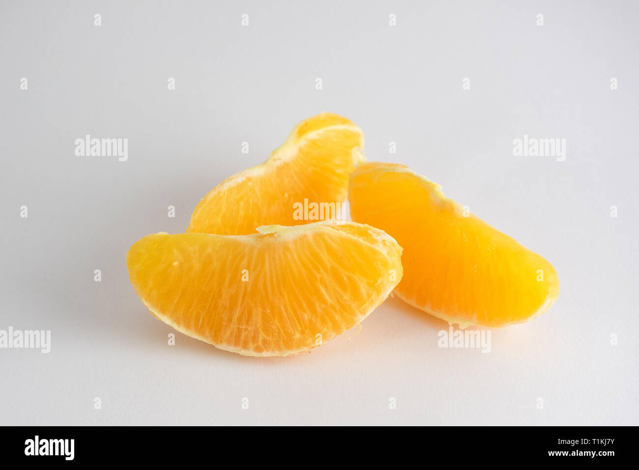 Rodajas de naranja sobre fondo blanco. Foto de stock