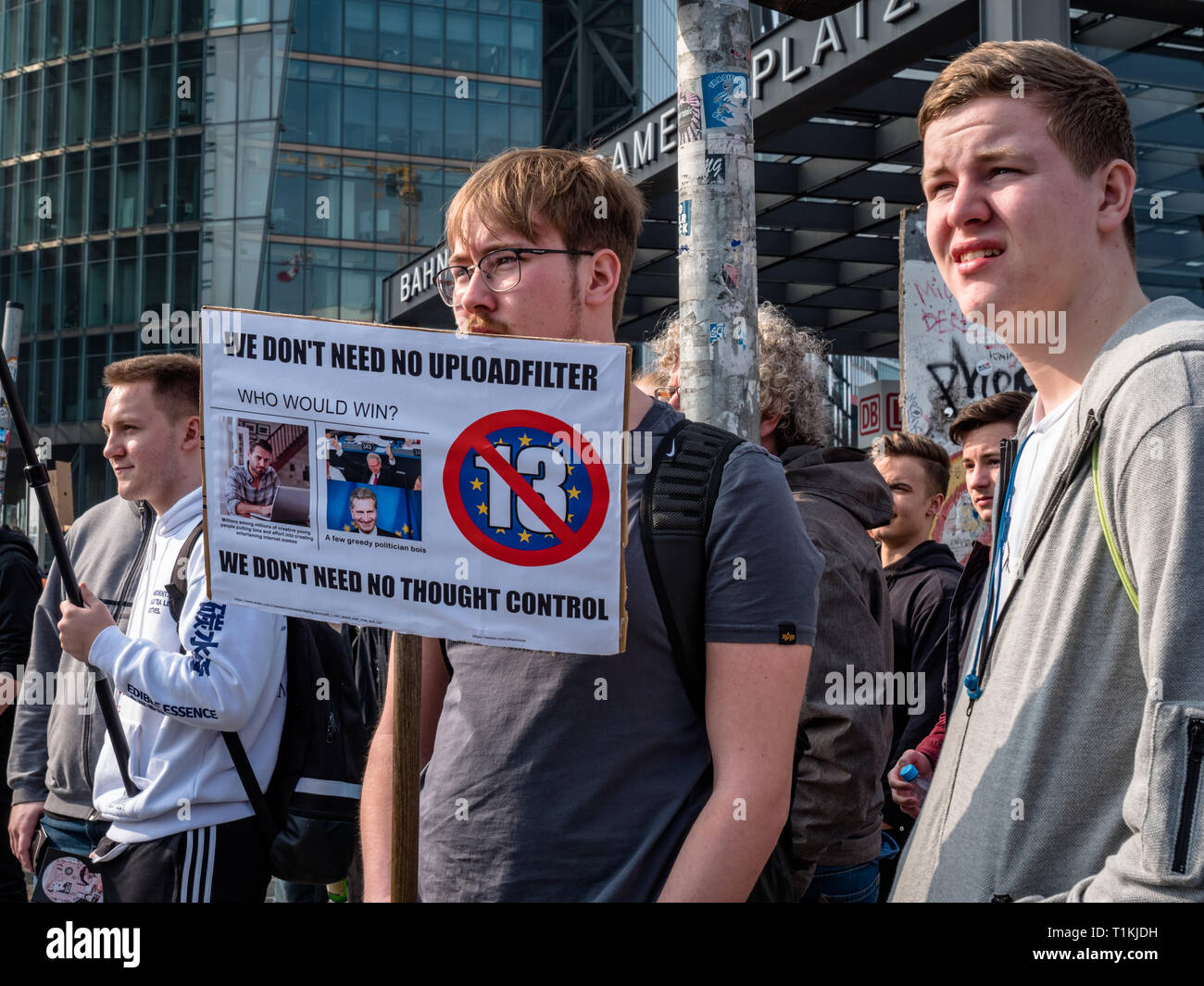 Berlin, Alemania - 23 de marzo de 2019: Manifestación contra la UE copyright Internet / reforma el artículo 11 y el artículo 13 en Berlín, Alemania Foto de stock