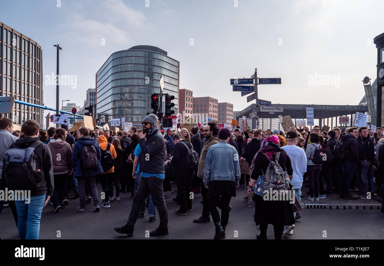 Berlin, Alemania - 23 de marzo de 2019: Manifestación contra la UE copyright Internet / reforma el artículo 11 y el artículo 13 en Berlín, Alemania Foto de stock