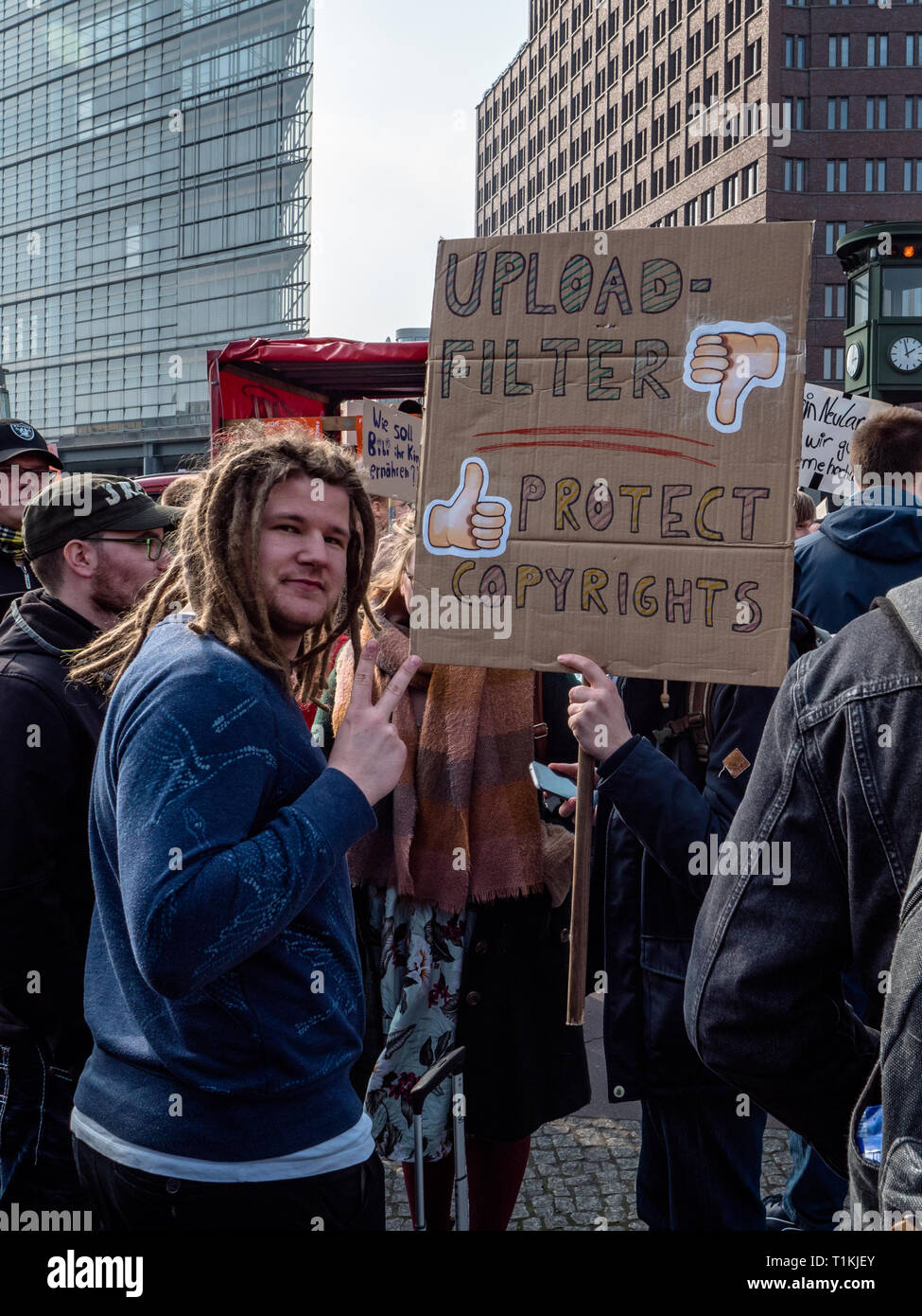 Berlin, Alemania - 23 de marzo de 2019: Manifestación contra la UE copyright Internet / reforma el artículo 11 y el artículo 13 en Berlín, Alemania Foto de stock