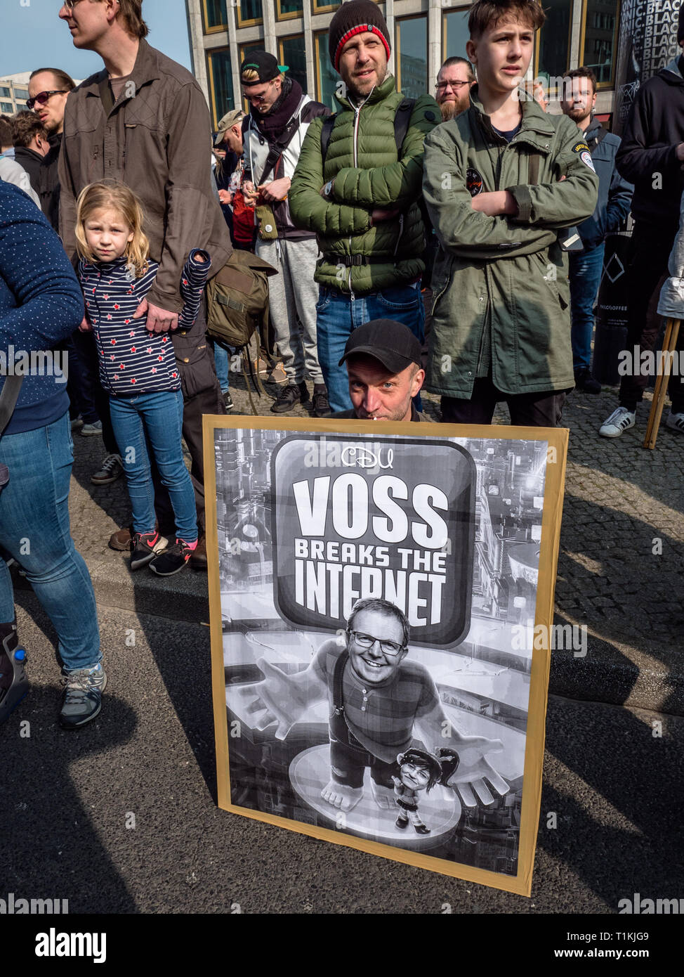 Berlin, Alemania - 23 de marzo de 2019: Manifestación contra la UE copyright Internet / reforma el artículo 11 y el artículo 13 en Berlín, Alemania Foto de stock