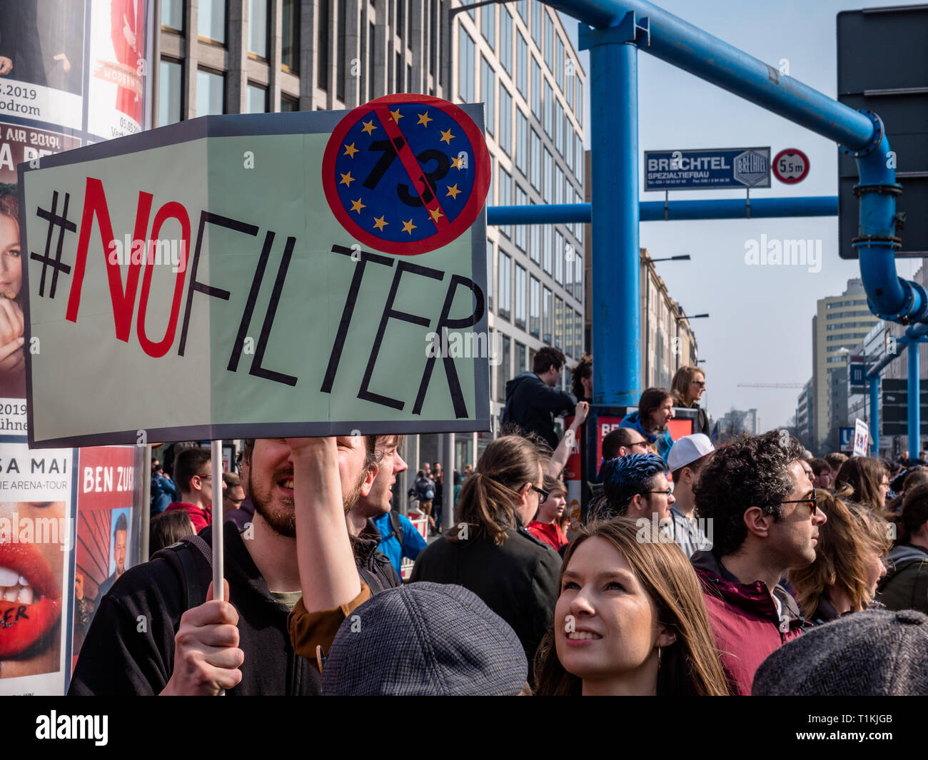 Berlin, Alemania - 23 de marzo de 2019: Manifestación contra la UE copyright Internet / reforma el artículo 11 y el artículo 13 en Berlín, Alemania Foto de stock