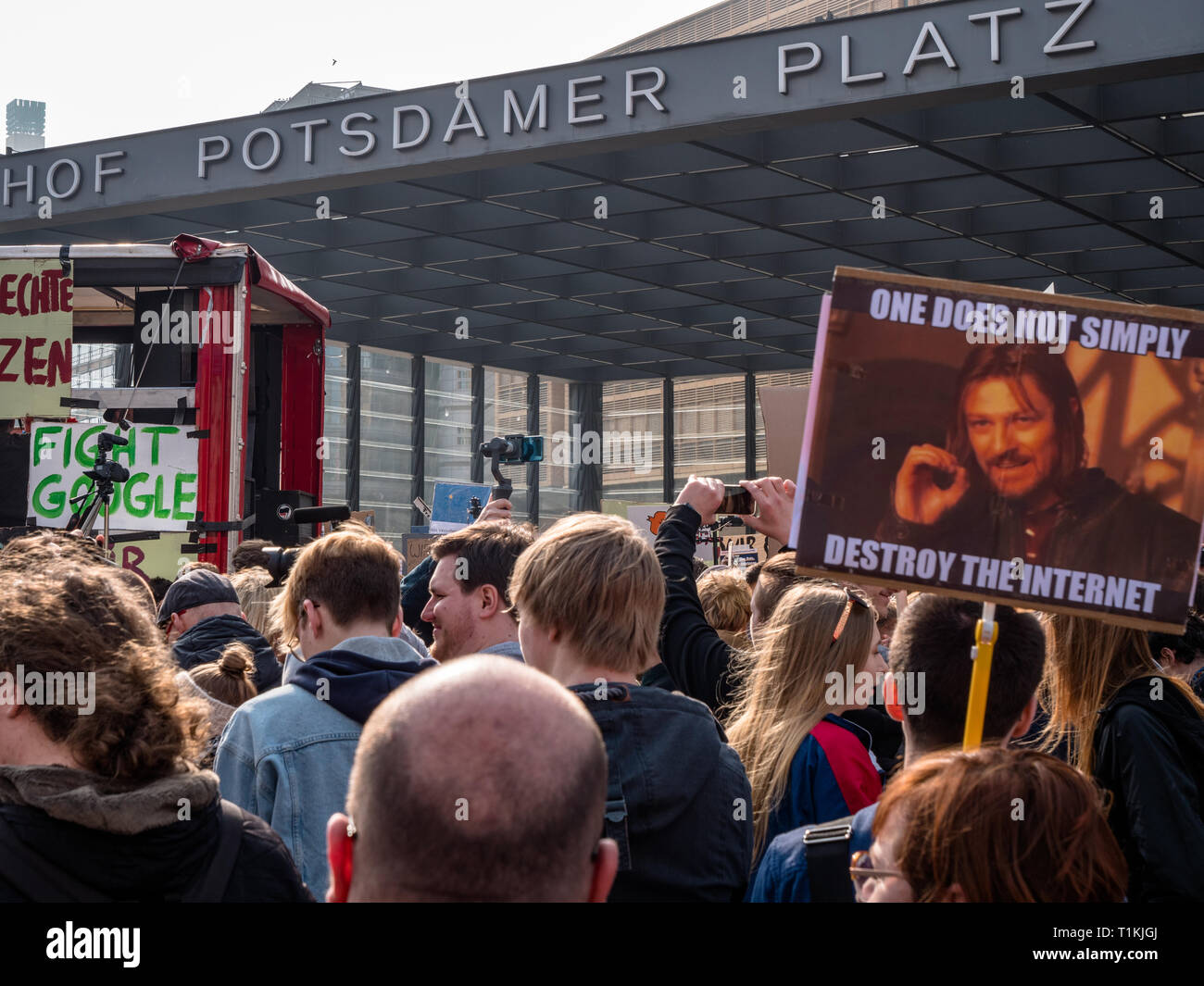 Berlin, Alemania - 23 de marzo de 2019: Manifestación contra la UE copyright Internet / reforma el artículo 11 y el artículo 13 en Berlín, Alemania Foto de stock