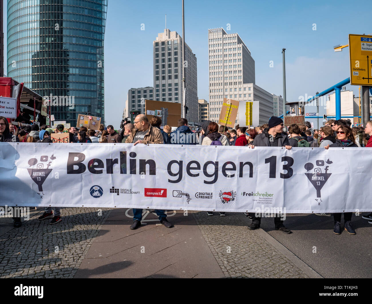 Berlin, Alemania - 23 de marzo de 2019: Manifestación contra la UE copyright Internet / reforma el artículo 11 y el artículo 13 en Berlín, Alemania Foto de stock