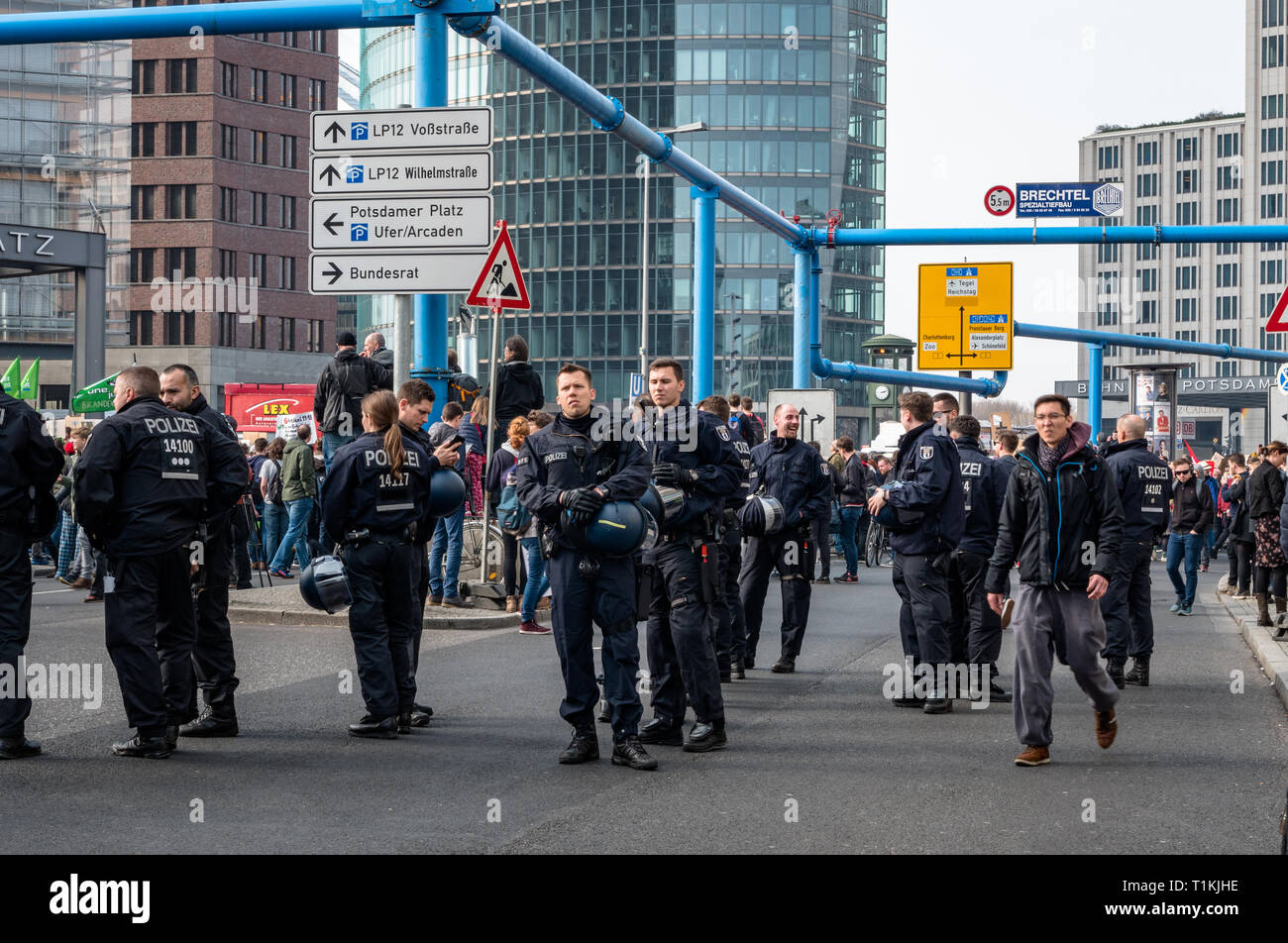 Berlin, Alemania - 23 de marzo de 2019: Manifestación contra la UE copyright Internet / reforma el artículo 11 y el artículo 13 en Berlín, Alemania Foto de stock