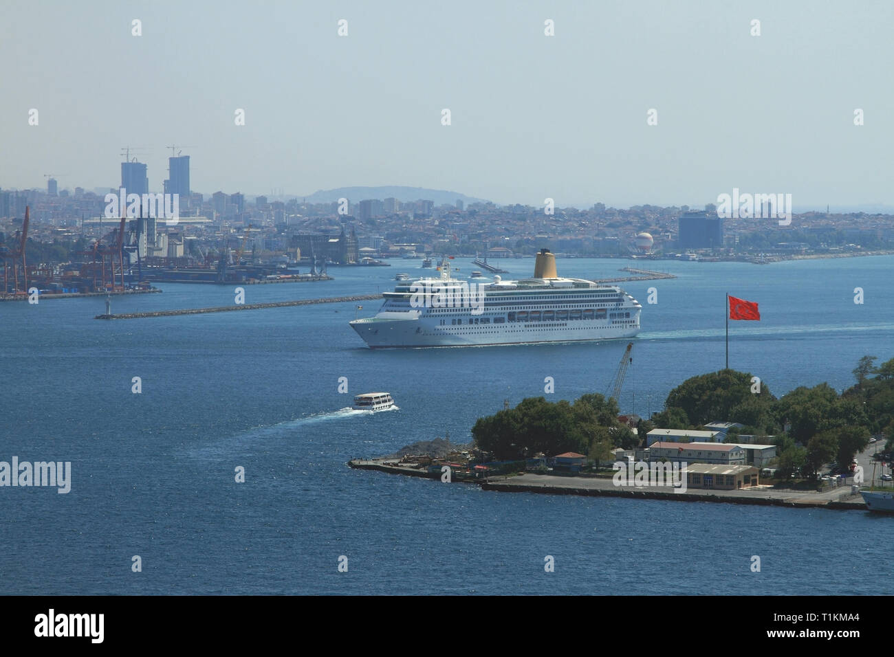 Crucero en el estrecho del Bósforo. Estambul, Turquía Foto de stock