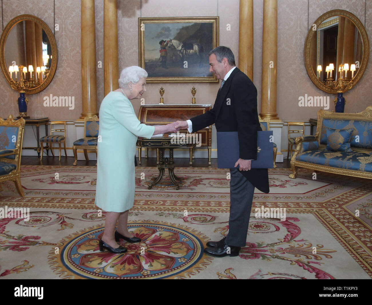 Excelentísimo señor Tarek Adel es recibida por la Reina Isabel II, durante una audiencia en el Palacio de Buckingham, Londres, donde presentó las Cartas de destitución de su predecesor y sus cartas credenciales como embajador de la República Árabe de Egipto. Foto de stock
