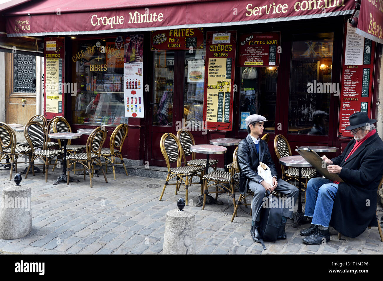 Retratista trabajando en un modelo - Montmartre - París - Francia Foto de stock