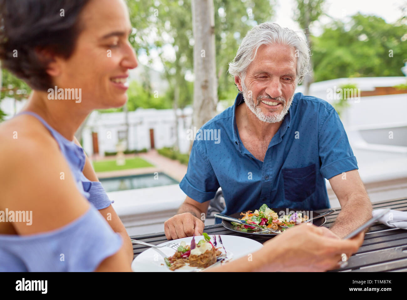 Pareja cenando en mesa de patio Foto de stock