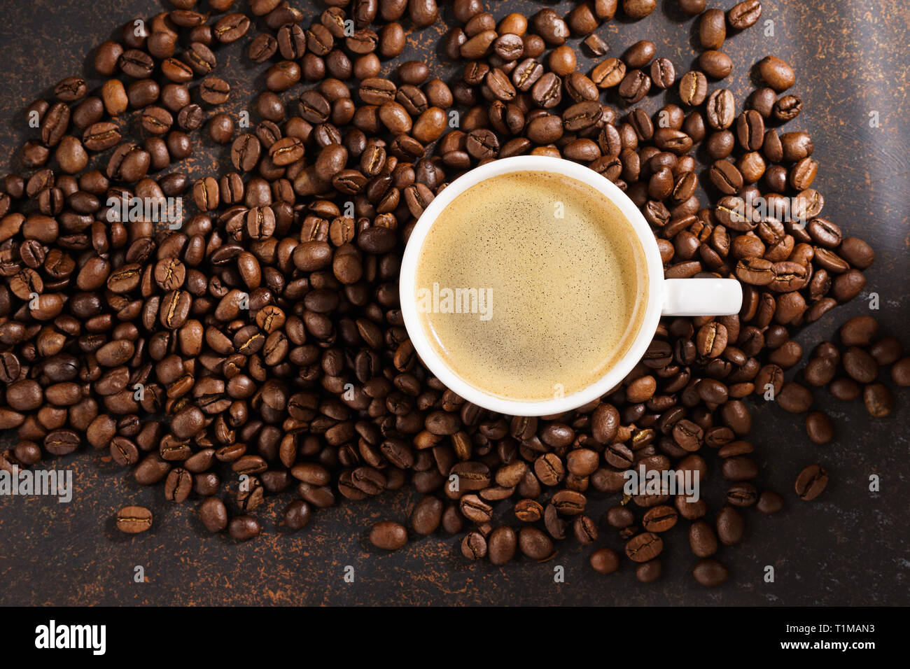 Taza de café tostado en grano. Fondo oscuro con rayos de sol. Vista desde  arriba Fotografía de stock - Alamy