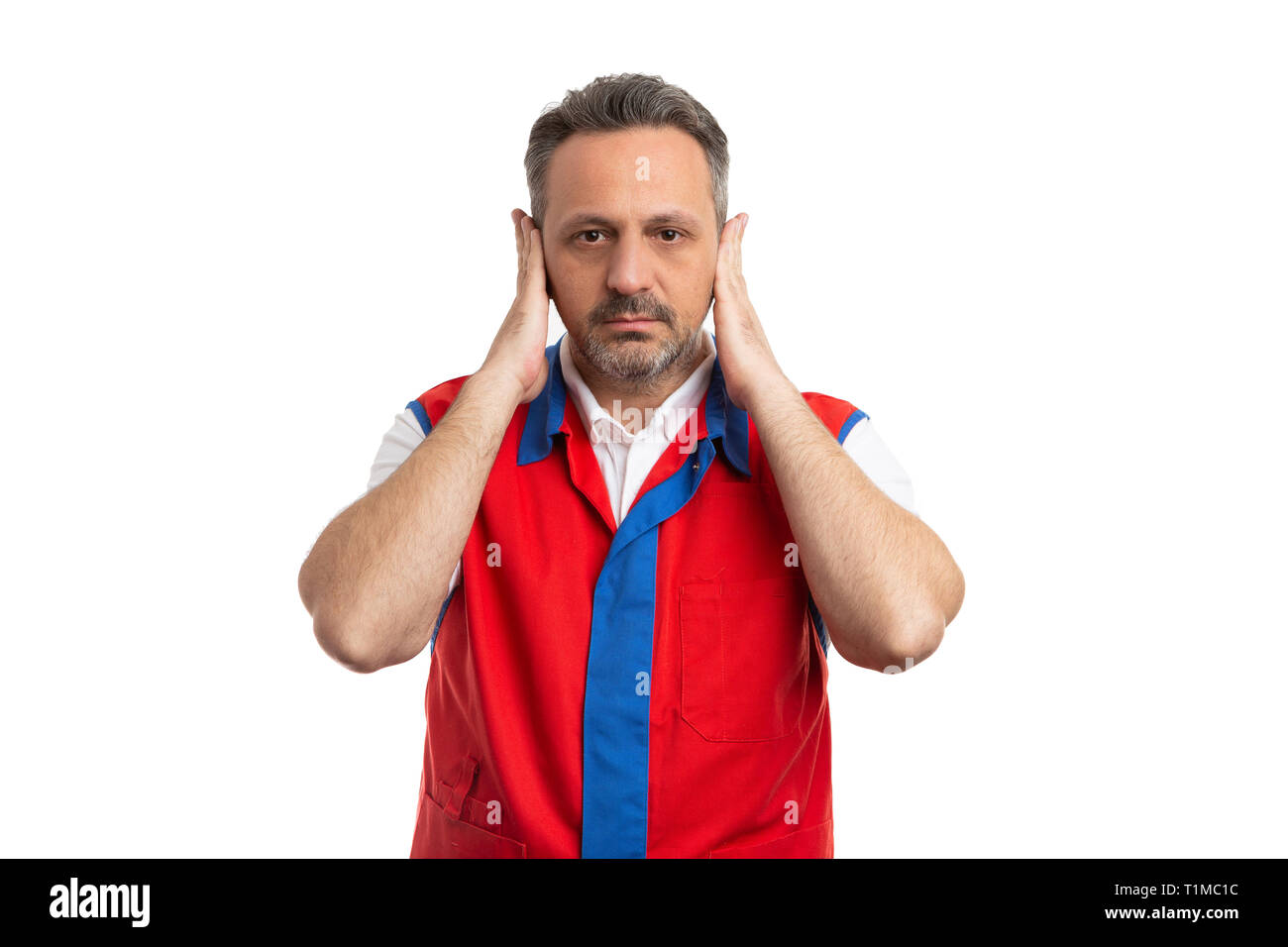 Hombre vestido con chaleco rojo y azul que cubre las orejas como trabajar  en el supermercado o el hipermercado aislado sobre fondo blanco studio  Fotografía de stock - Alamy