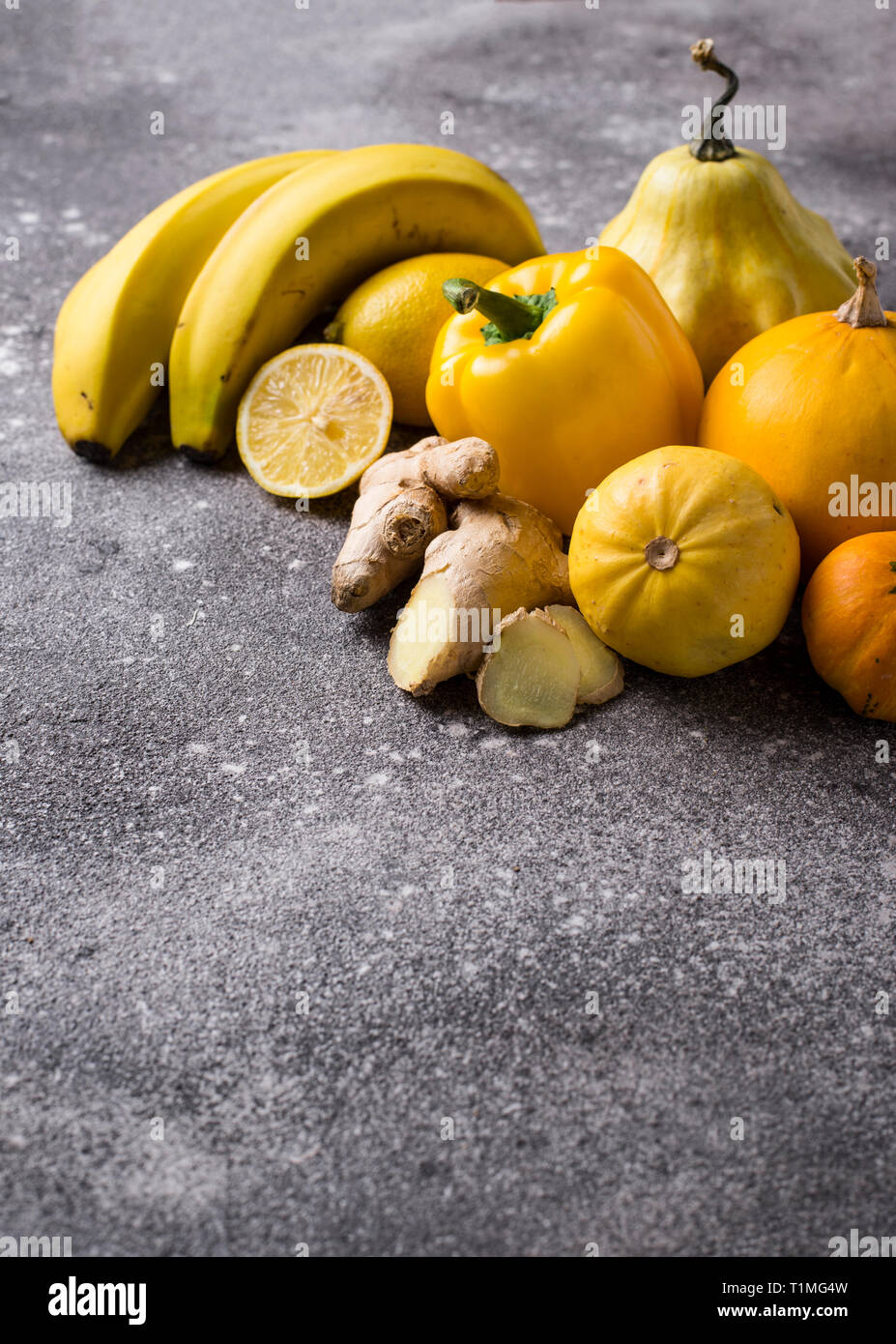 Surtido de frutas y verduras de color amarillo Foto de stock