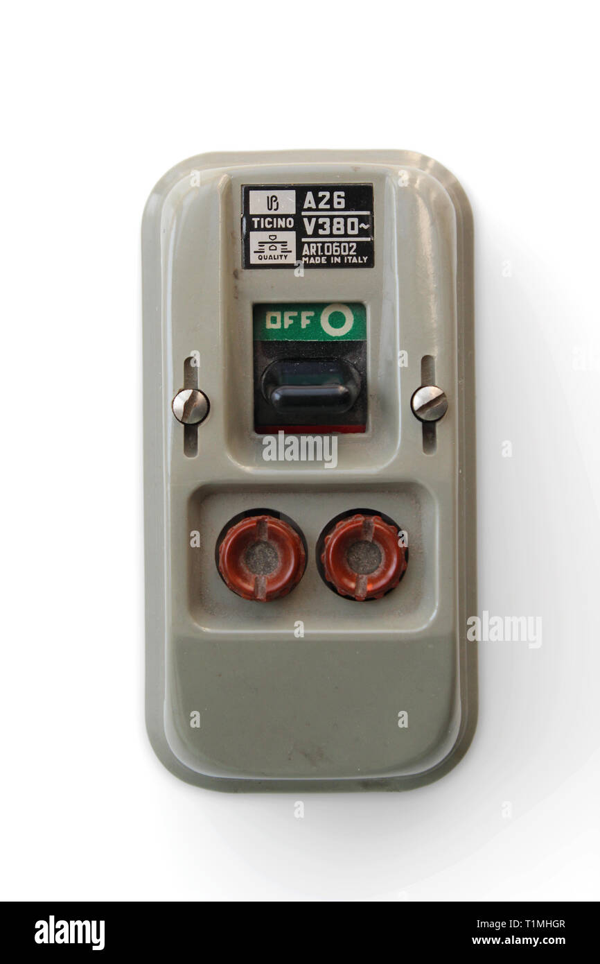 Interruptor de apagado de seguridad Vintage con fusibles, aislado sobre  fondo blanco, close-up Fotografía de stock - Alamy