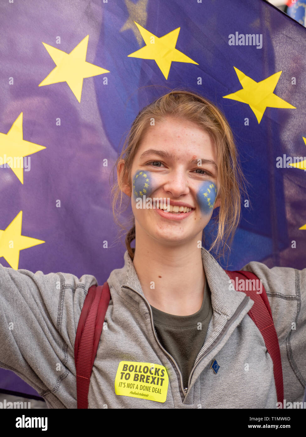 Adolescente sosteniendo la bandera de la Unión Europea en el voto popular de marzo, 23 de marzo de 2019, Londres, Reino Unido. Foto de stock