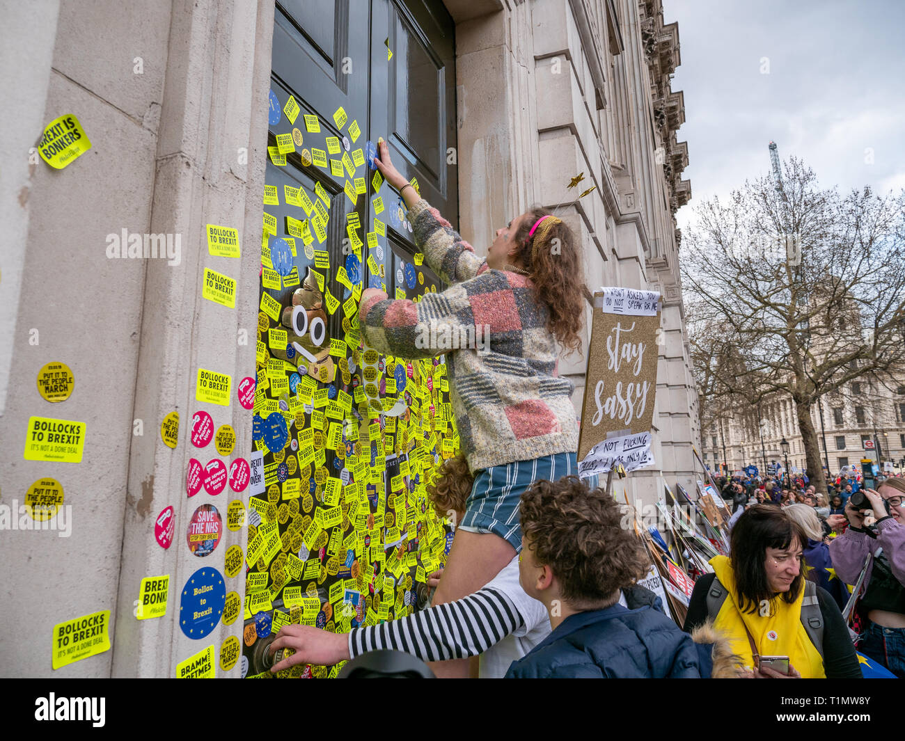 Los manifestantes anti Brexit poniendo pegatinas en la puerta del edificio de la Oficina del Gabinete durante el voto popular de marzo, 23 de marzo de 2019, Whitehall, Londres, Reino Unido. Foto de stock