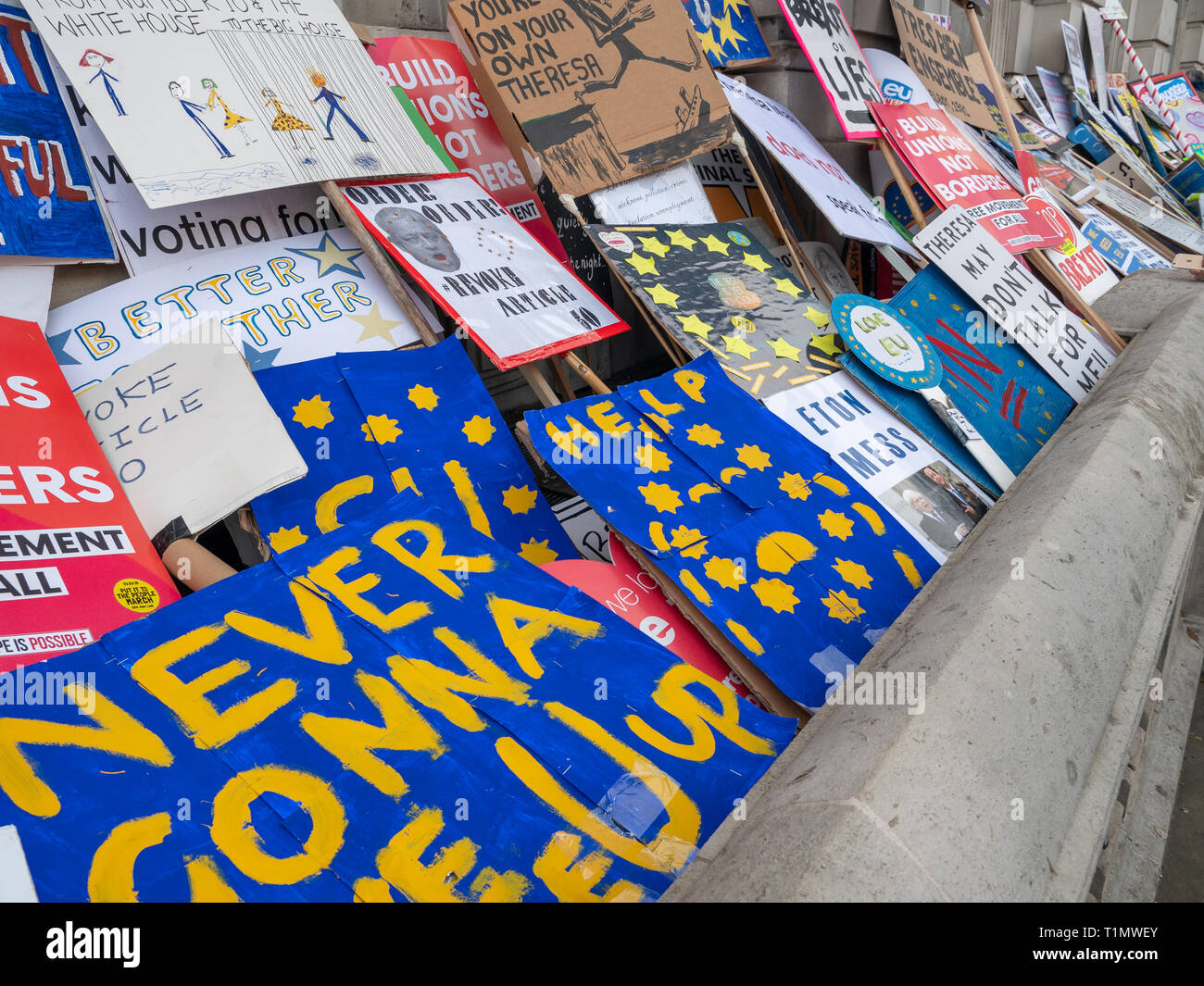 Algunos de los carteles anti Brexit hechas a mano izquierda fuera del edificio de la Oficina del Gabinete en Whitehall durante el voto popular de marzo, 23 de marzo de 2019, Whiteh Foto de stock
