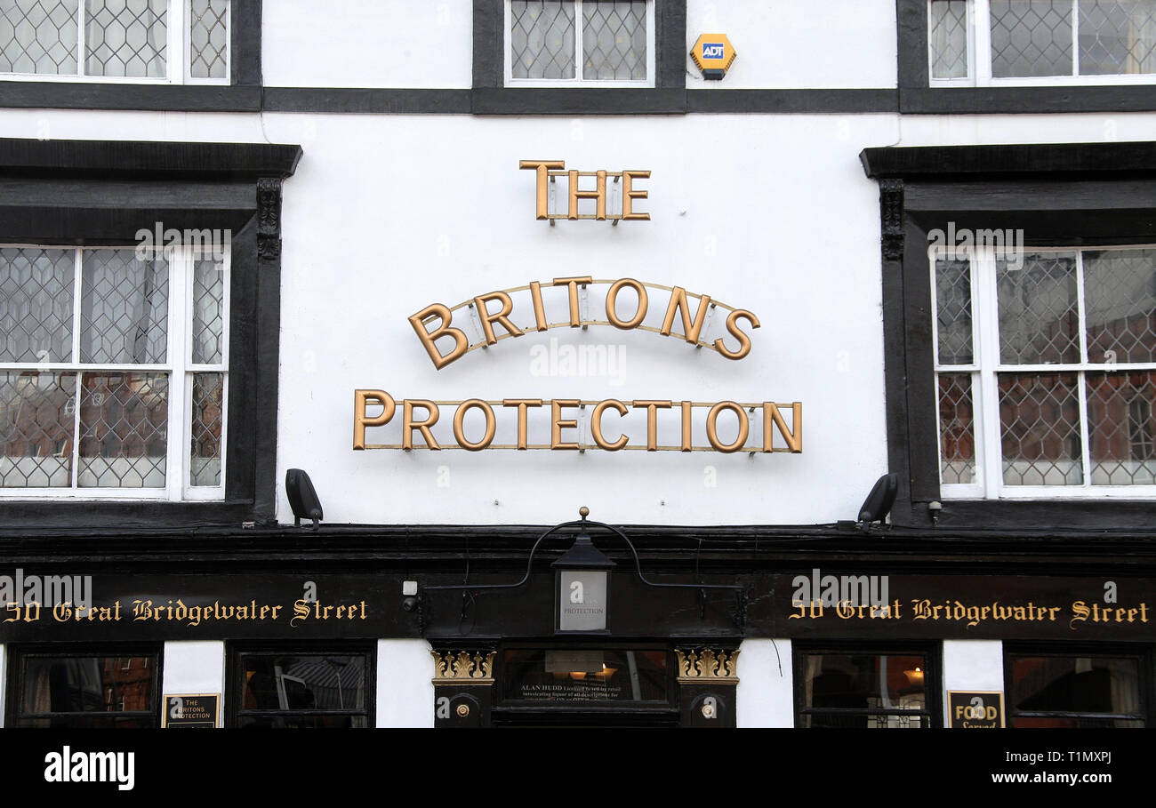 Los britones protección en Manchester, que es famoso por su colección de whisky Foto de stock