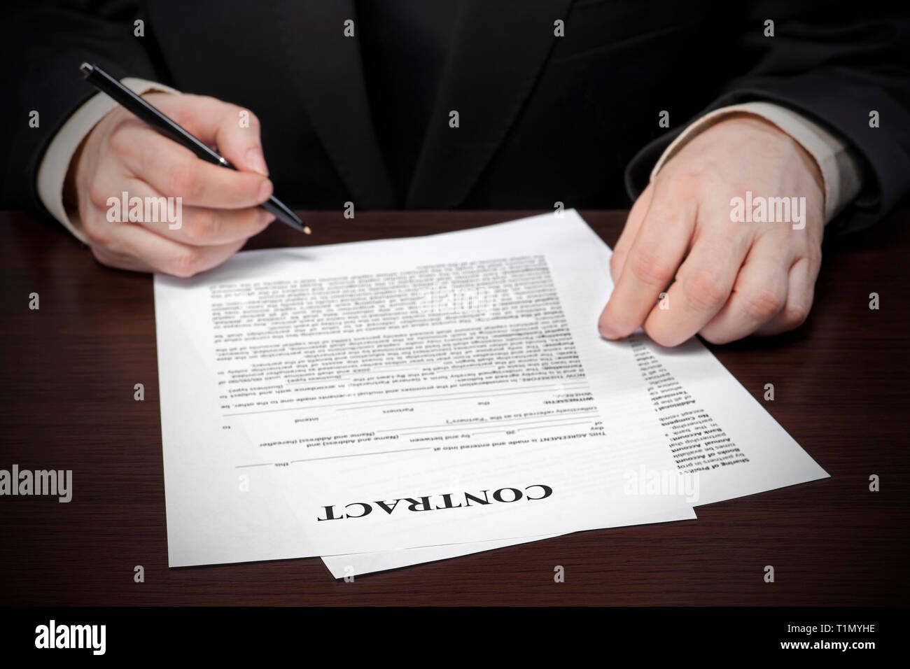 Persona de negocios llenar el documento, imagen foco selectivo en firmar un contrato Foto de stock