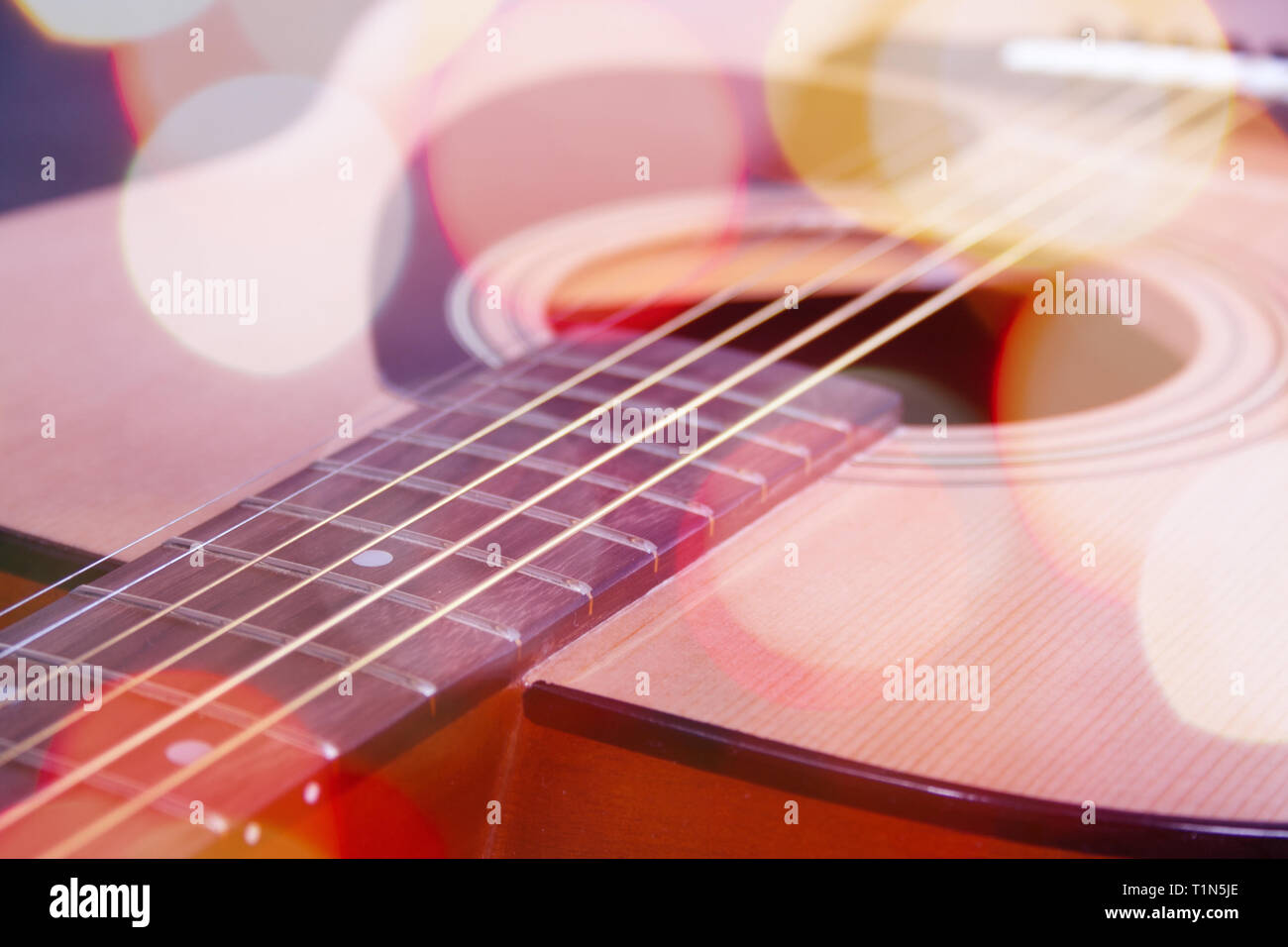 Cerca de guitarra acústica con cuerdas de metal. Concepto de música. Hobby,  concepto de ocio. Aprende a tocar la guitarra. Con tonos brillantes colores  ronda bokeh Fotografía de stock - Alamy