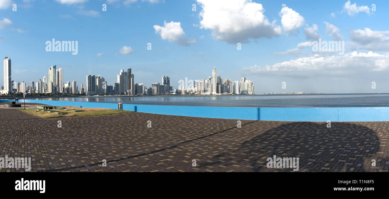 El horizonte de la ciudad de Panamá, la capital de la República de Panamá Foto de stock