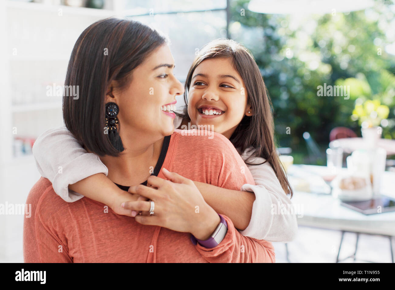Feliz, cariñoso, madre e hija abrazando Foto de stock
