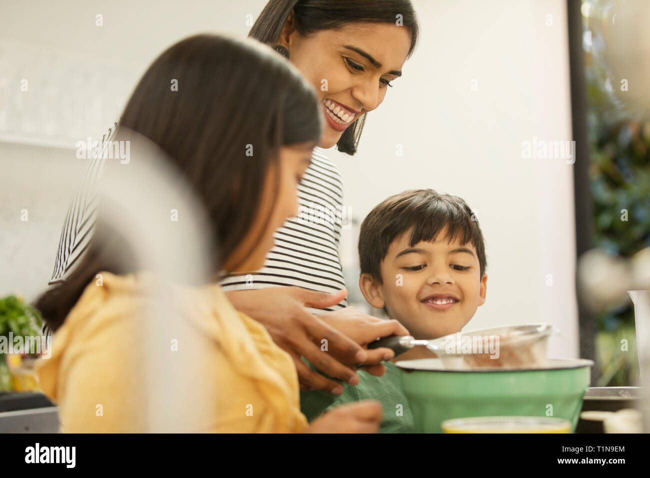 Madre e hijos en la cocina para hornear Foto de stock