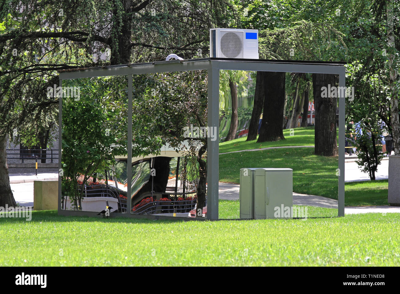 Cuadro de cabina oculta detrás de los espejos en el Parque de la ciudad  Fotografía de stock - Alamy