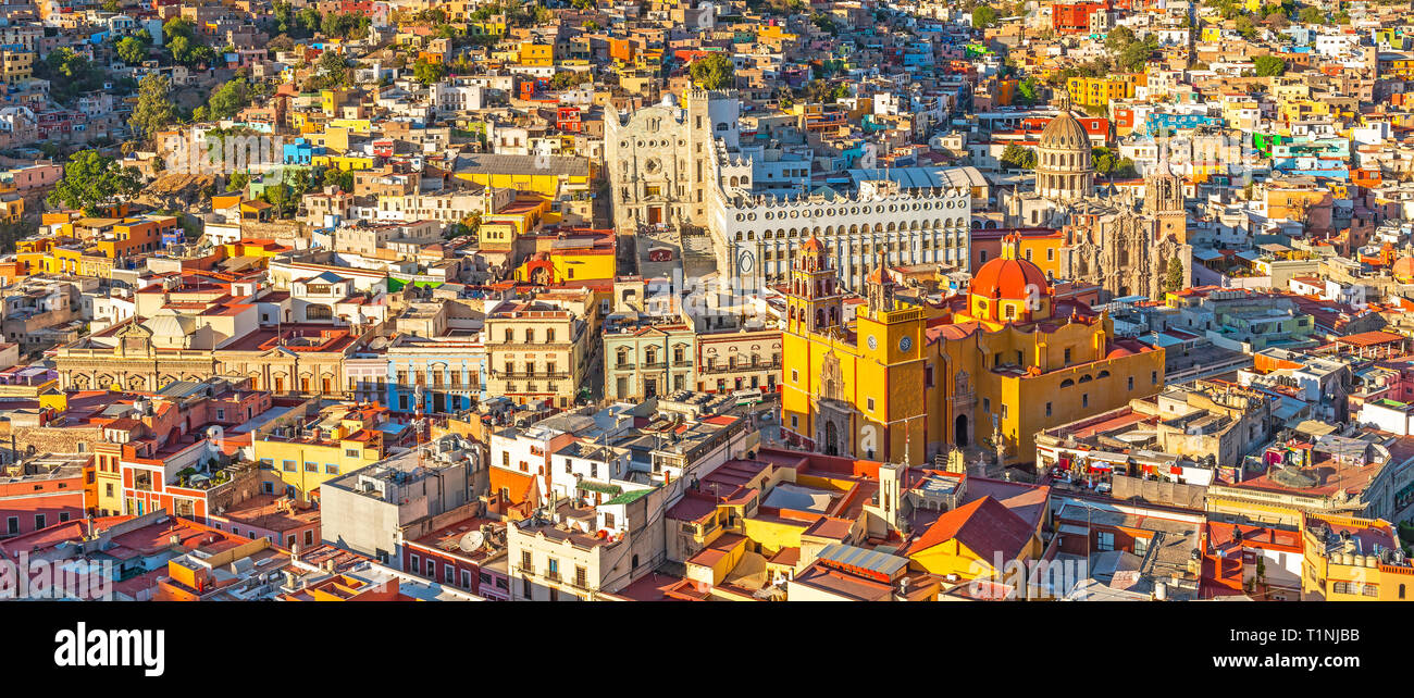 Guanajuato skyline panorama al atardecer con la Basílica de Nuestra Señora de Guanajuato, México. Foto de stock