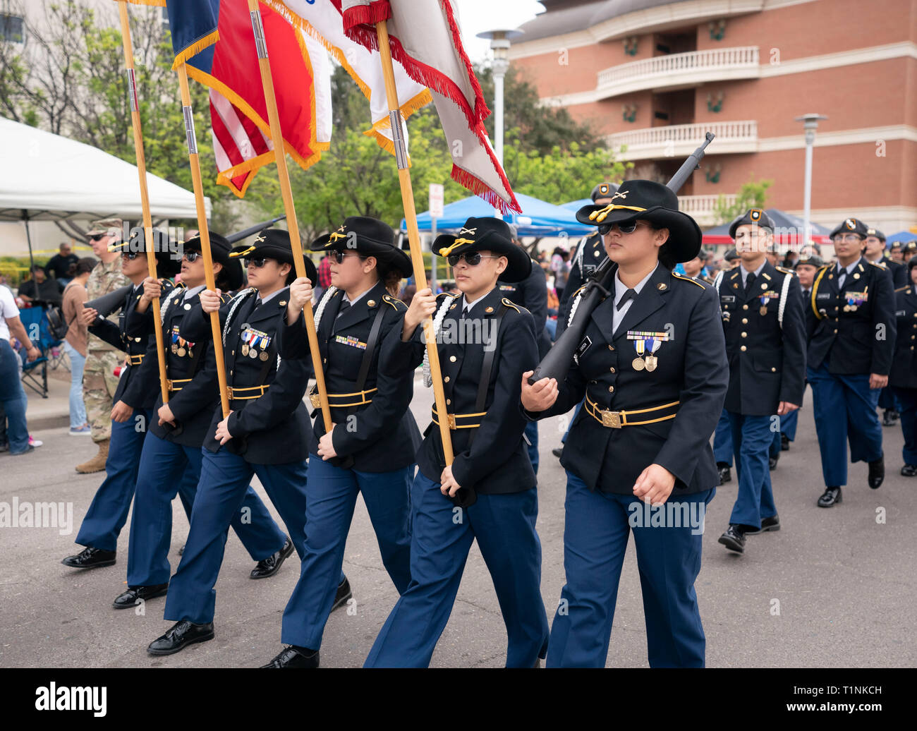 Junior High School ROTC (Reserve Officer Training Corps) cadetes de marzo en formación anual durante el desfile de la Celebración del Cumpleaños de Washington en Laredo, TX Foto de stock