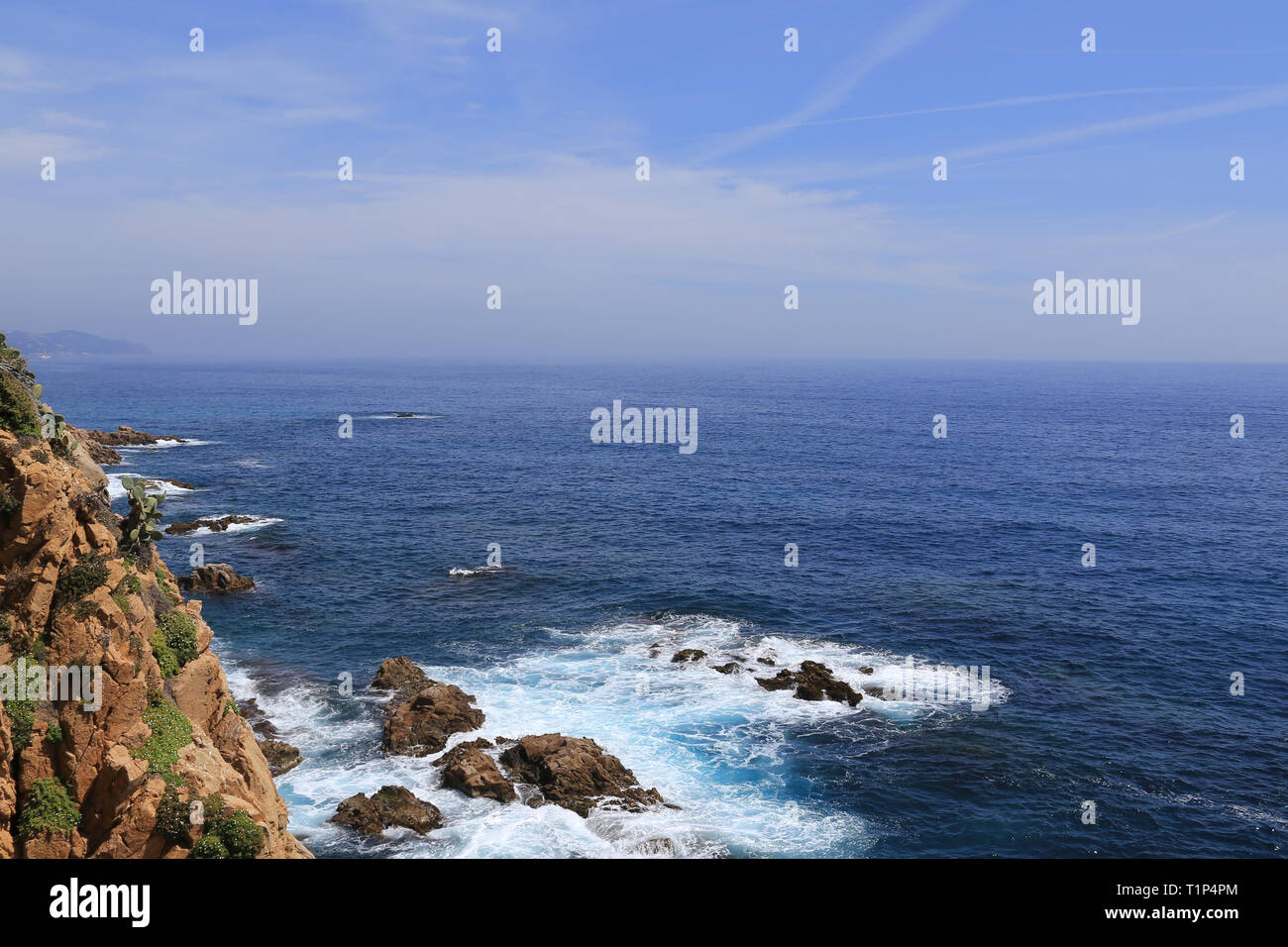 Vista superior de la roca en el azul profundo del mar en un día soleado de verano Foto de stock