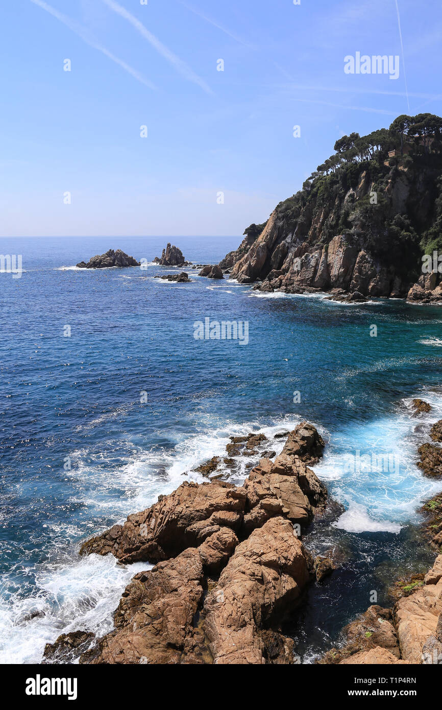 Vista superior de la roca en el azul profundo del mar en un día soleado de verano. Foto de stock