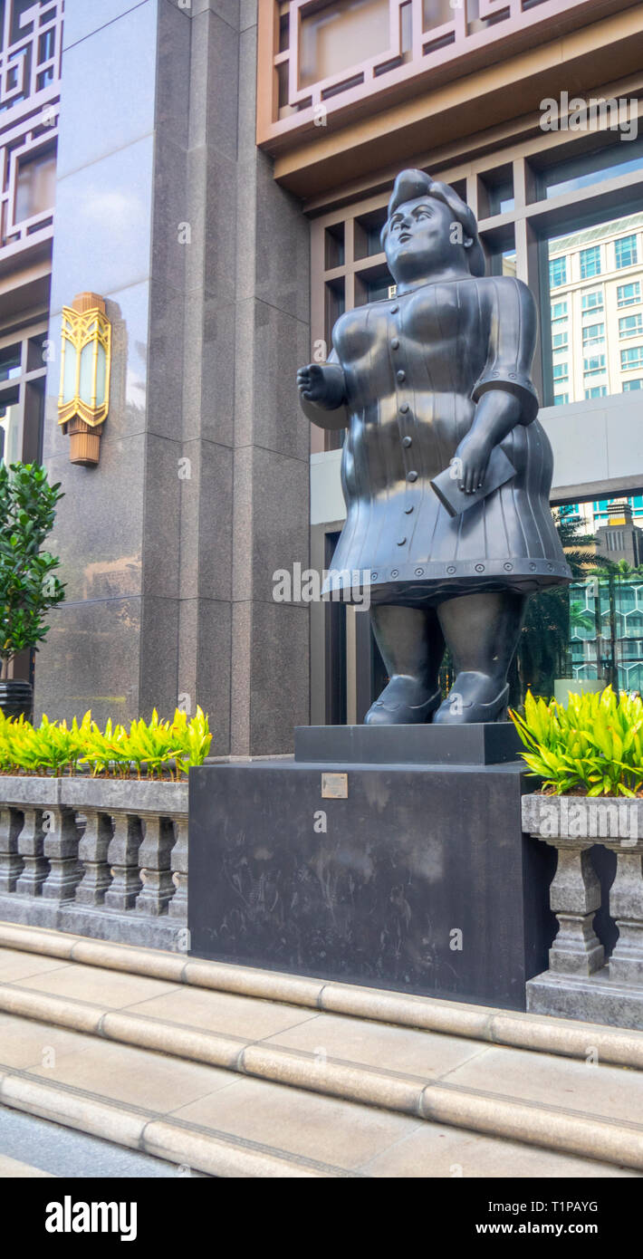 Fernando Botero escultura Mujer vestida en el Parkview Square antepatio de Singapur. Foto de stock
