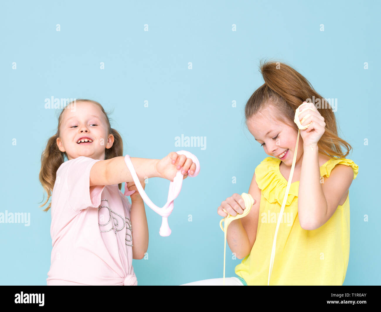niñas jugando con slime