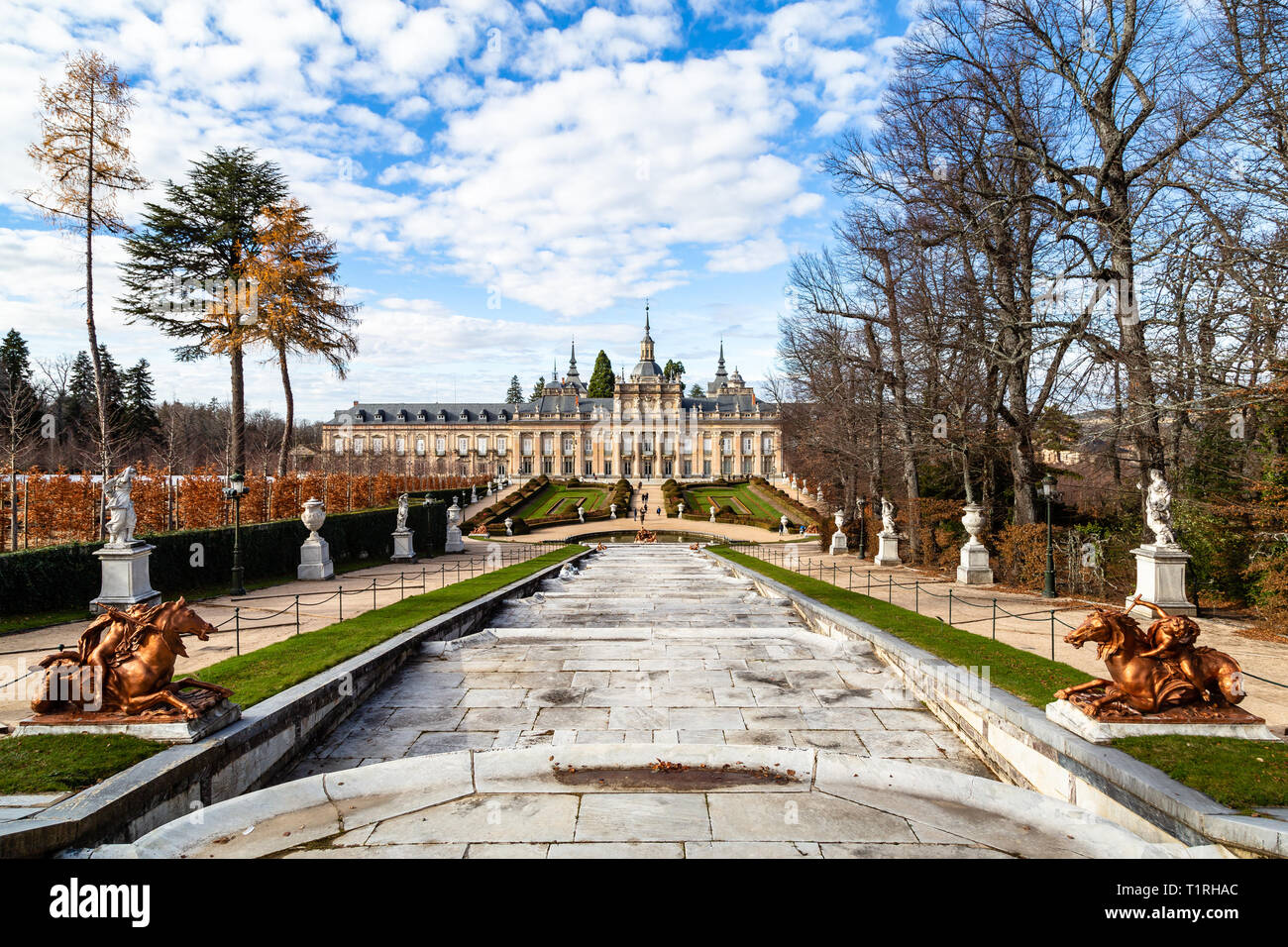 Dec 2018 La Granja de San Ildefonso, Segovia, España Fuente de La Cascada Nueva y vistas del Dec 2018 La Granja de San Ildefonso, Segovia, España Fuente de La Cascada Nueva y vistas del