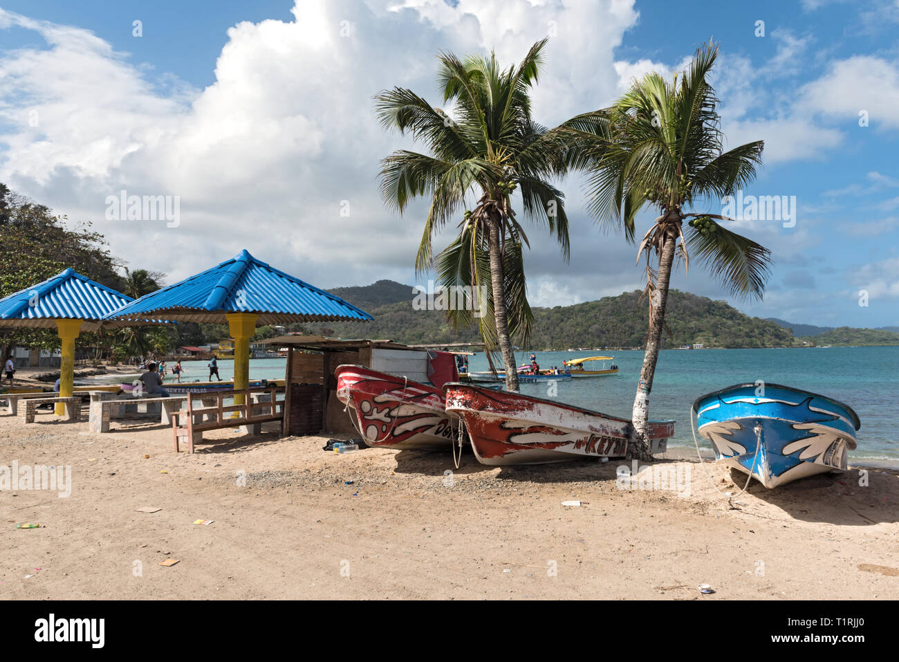 Botes en la playa del caribe en puerto lindo Panamá Foto de stock