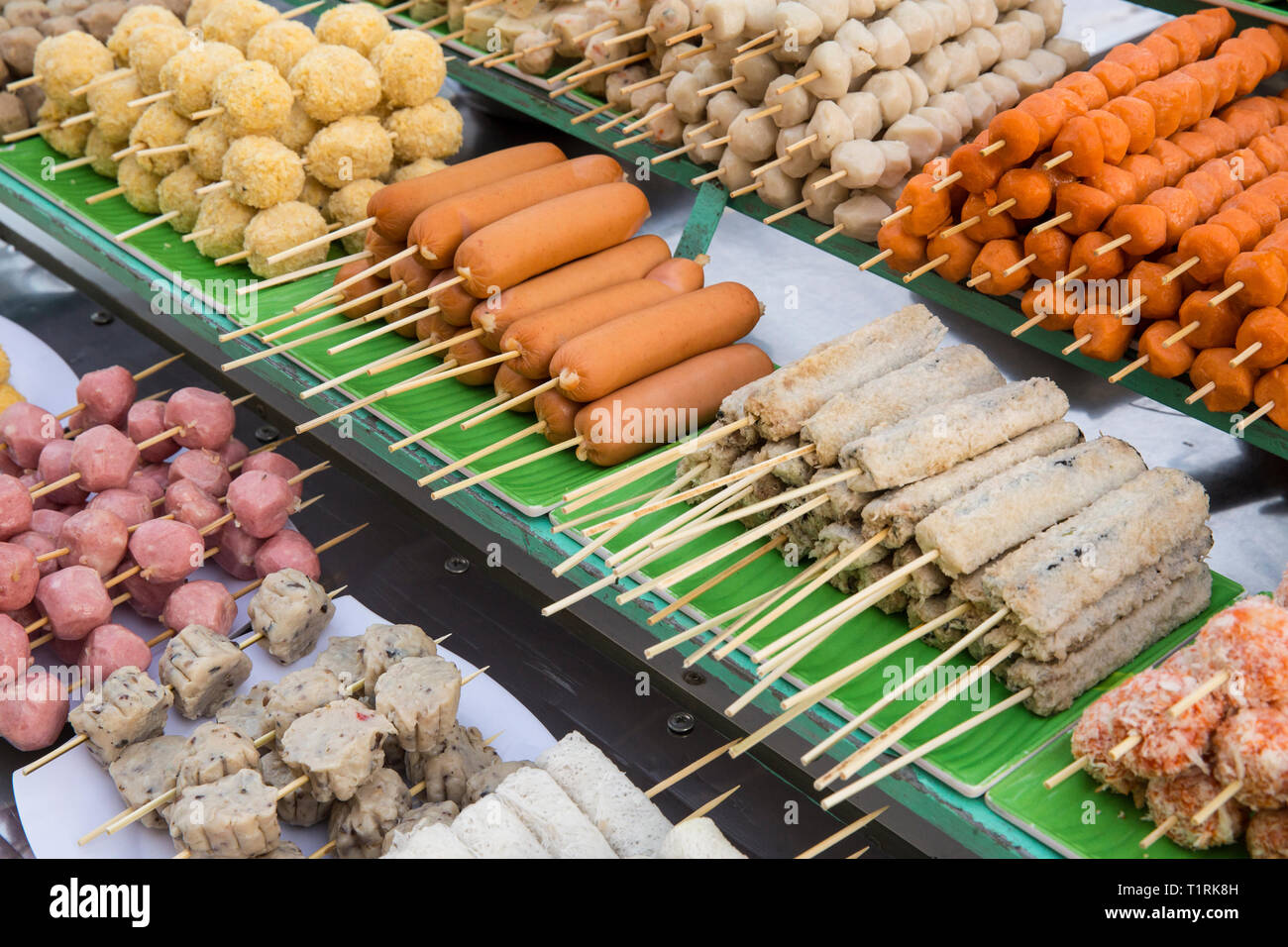 Comida en la calle en el mercado vietnamita en Vietnam el sudeste asiático Foto de stock