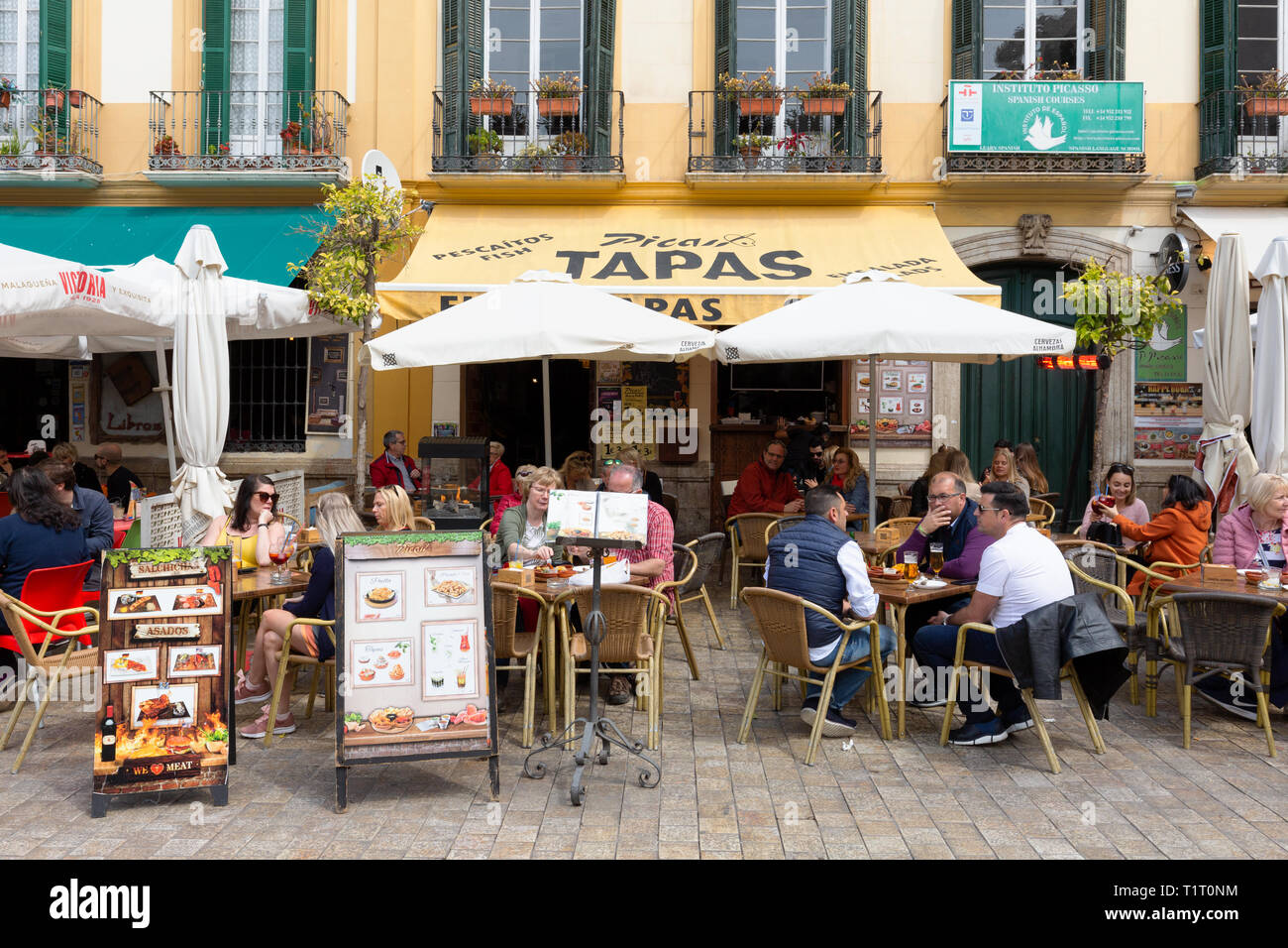 Málaga restaurante de tapas - gente comiendo en un bar de tapas, de la Plaza de la Merced, antigua ciudad de Málaga, Andalucía, España Foto de stock
