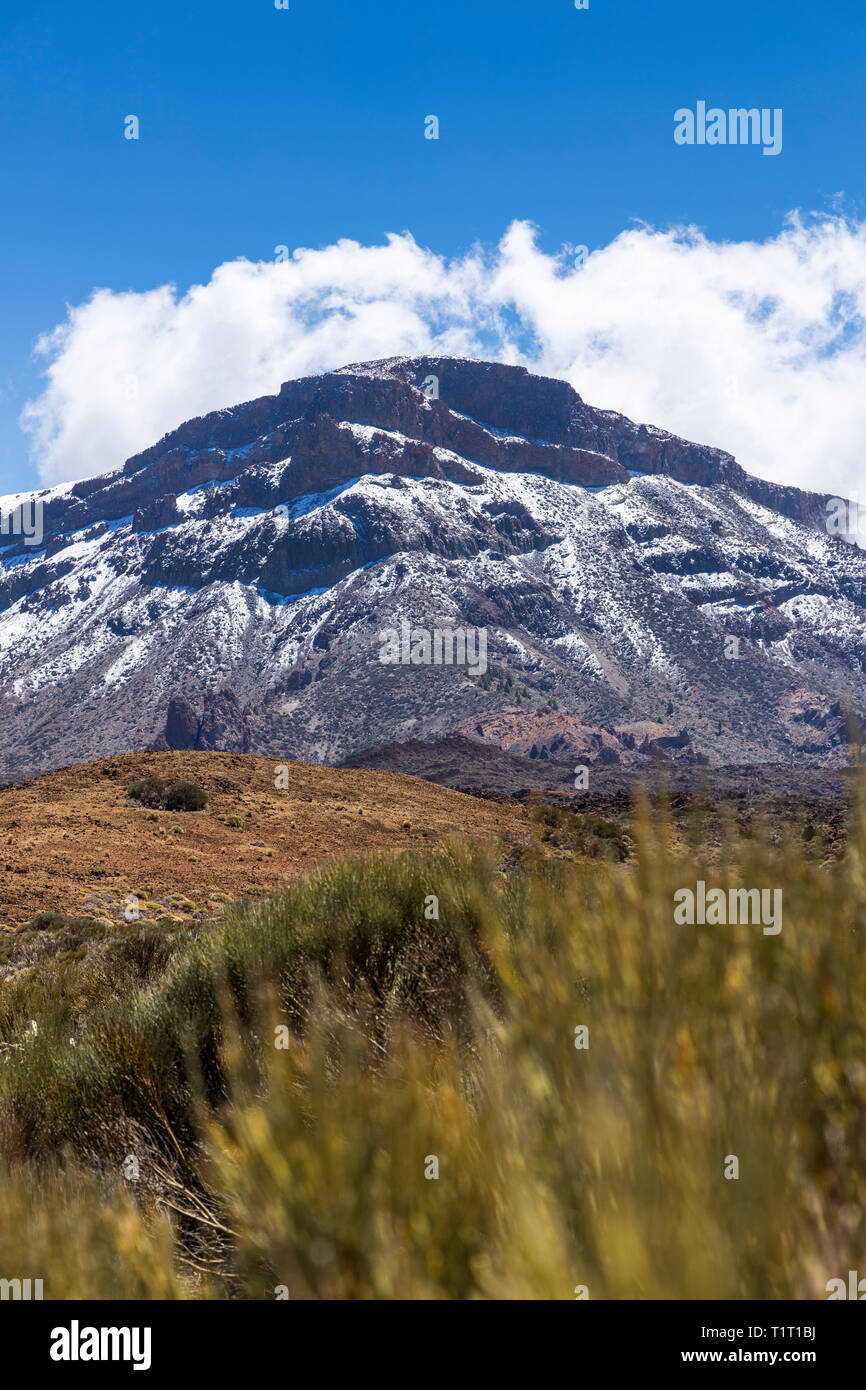 Guajara montañas cubiertas de nieve en el perímetro sur oriental del Las Canadas del parque nacional del Teide, Tenerife, Islas Canarias, España Foto de stock