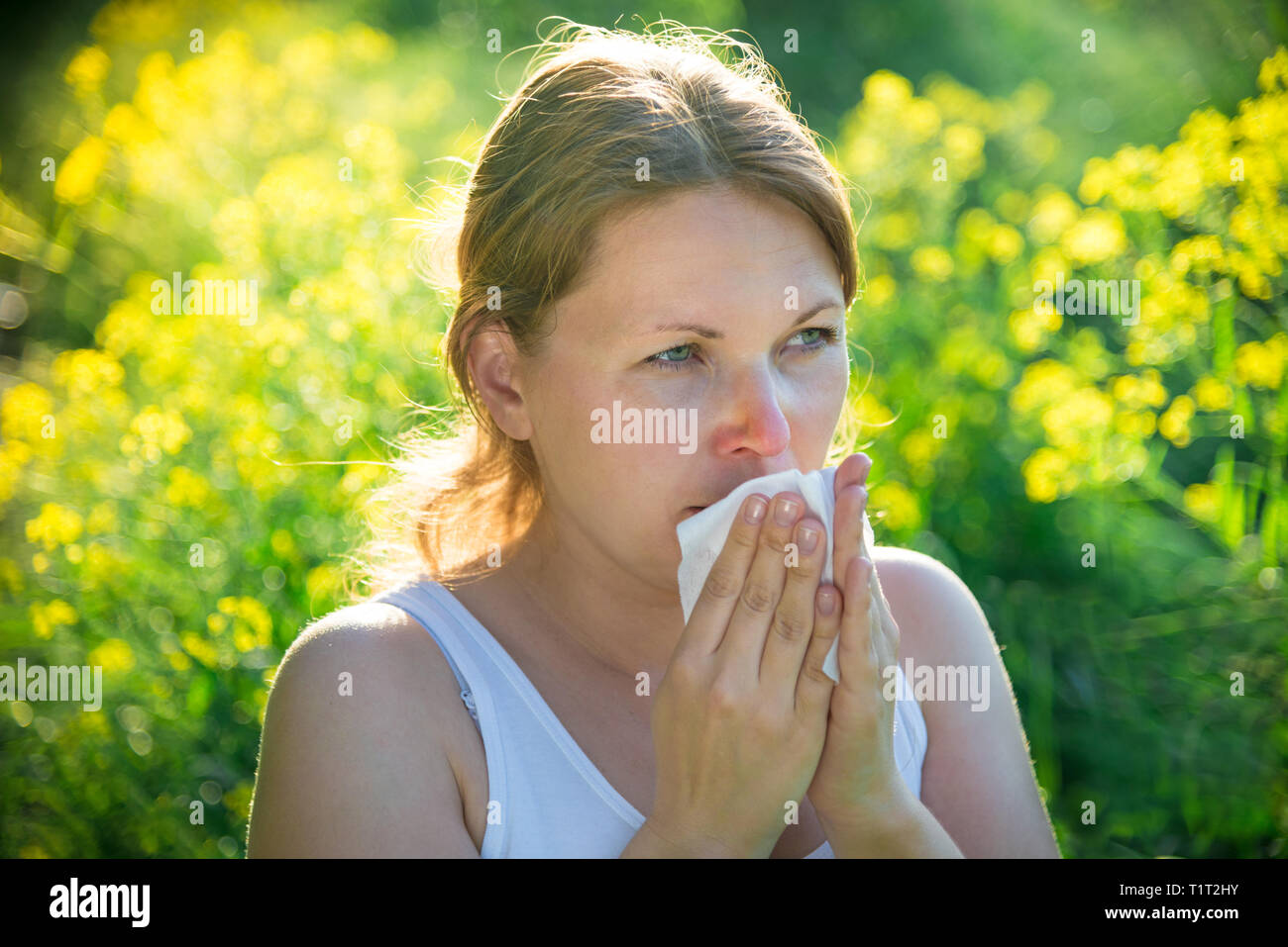 Mujer sufre de alergia al polen Foto de stock