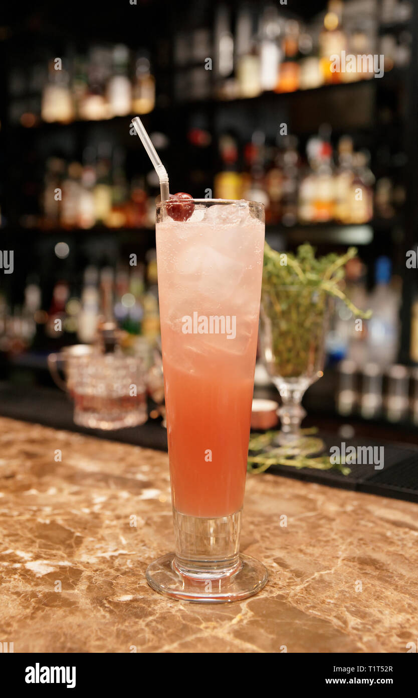 cóctel en el mostrador de bar con borrosa en segundo plano Fotografía de stock - Alamy
