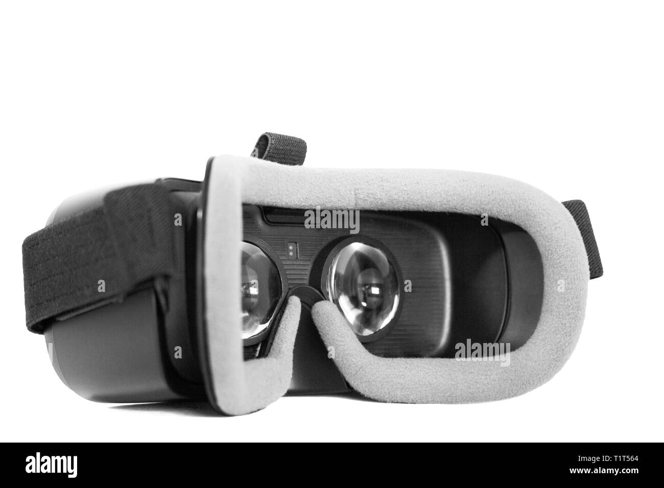 Un casco de realidad virtual sobre un fondo blanco. Foto de stock