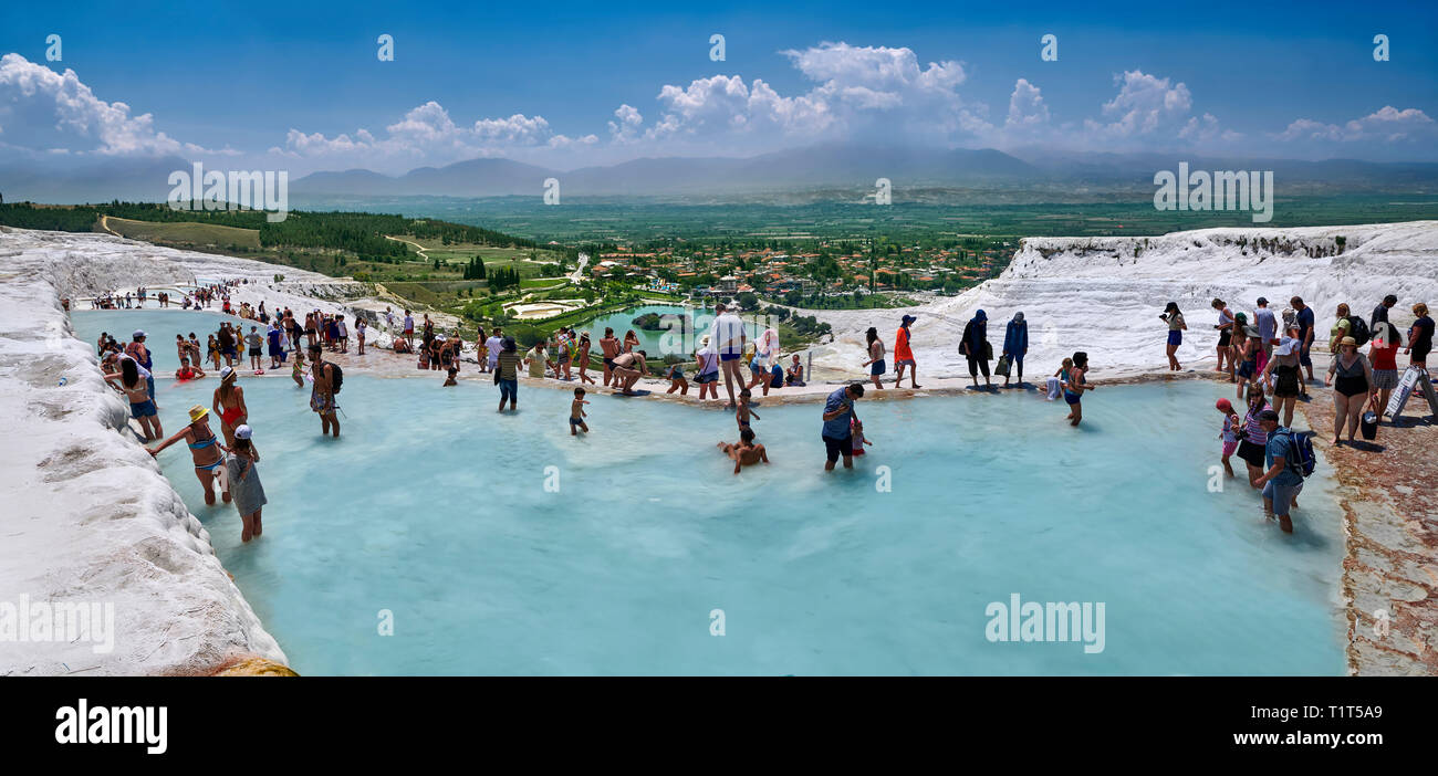 Los turistas bañarse en las piscinas travatine oand aguas termales de Pamukkale. Turquía Foto de stock